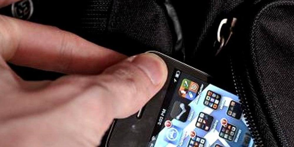 Ladro seriale di telefonini in spiaggia rischia il linciaggio, salvato dall’arresto