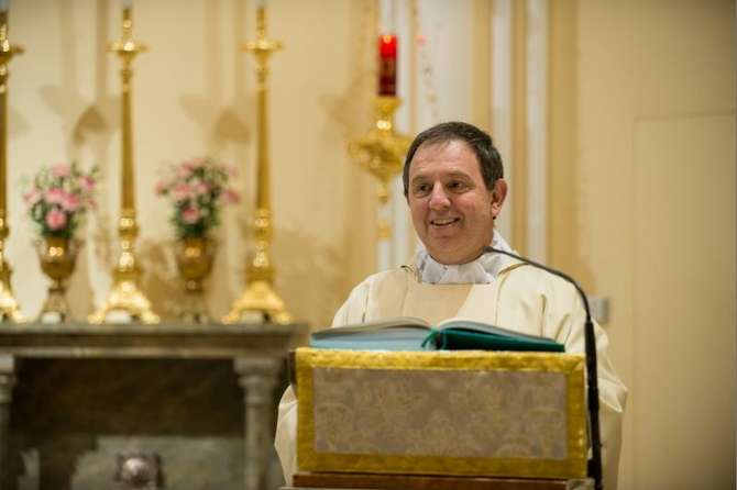 Coronavirus e chiesa: niente scambio di pace e acquasantiere sigillate