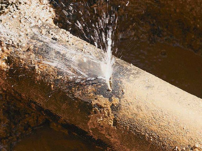 Ennesimo squarcio nella tubatura, acqua a rischio nel Golfo Dianese