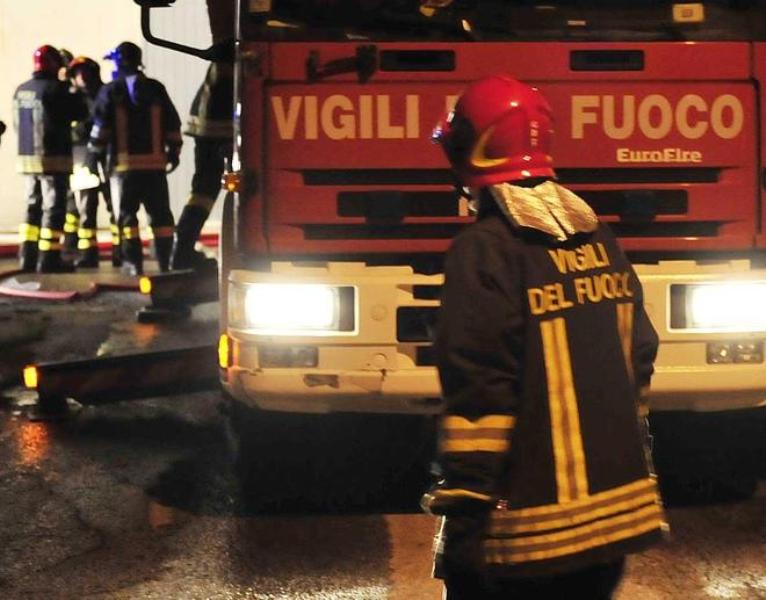 Maltempo, bloccati in auto nel sottopasso allagato