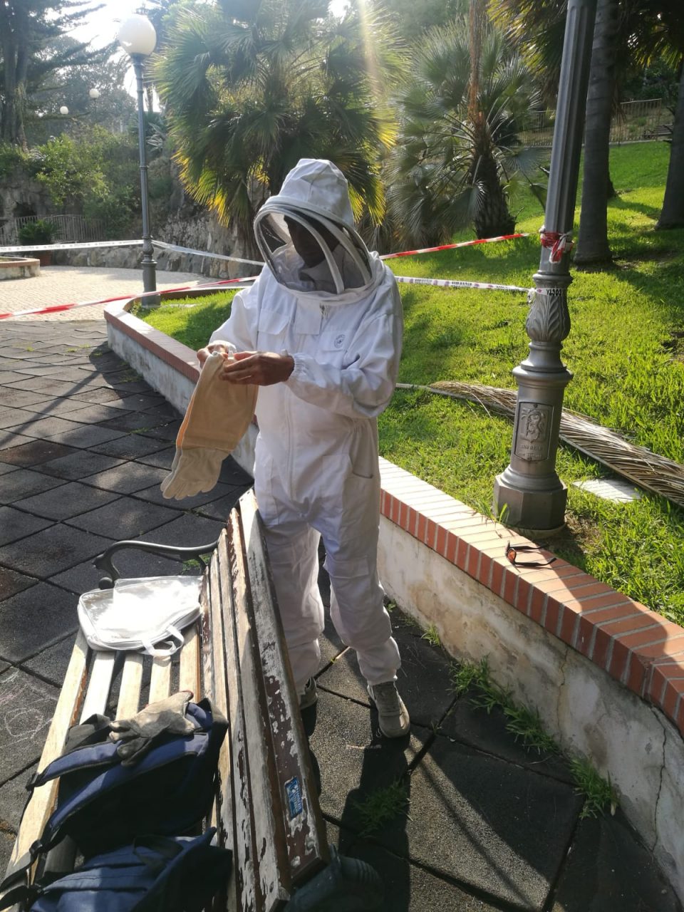 Sanremo: Rangers debellando nido di vespe sotto allo scivolo