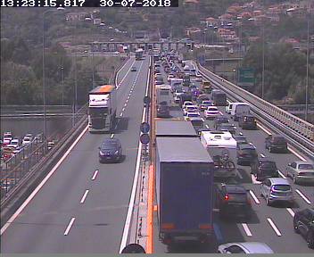 L’esodo è iniziato: coda di un chilometro al confine e nove nel Savonese