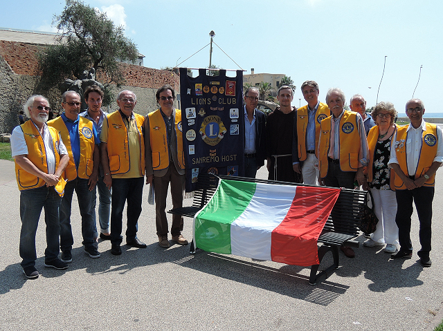 Lions Club Sanremo Host dona una panchina alla città