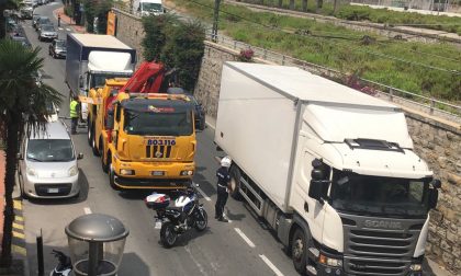 Automobilisti infuriati e traffico in tilt a Ventimiglia per un furgone in panne