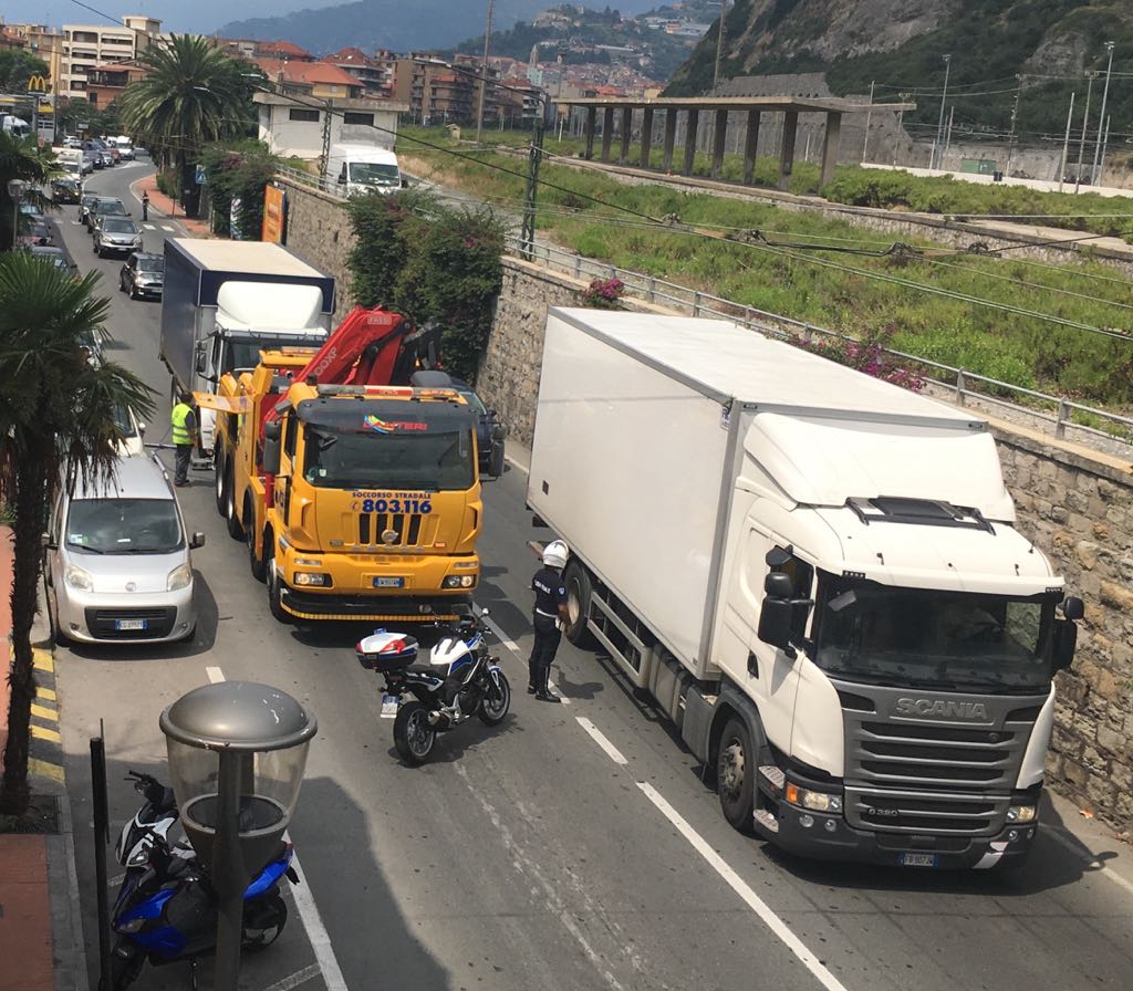 Automobilisti infuriati e traffico in tilt a Ventimiglia per un furgone in panne