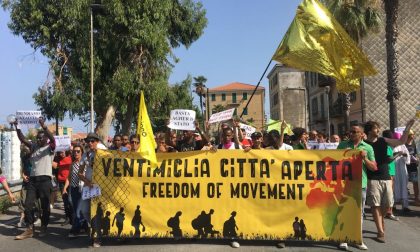 Ventimiglia città aperta: oltre 500 forze dell'ordine al corteo no border