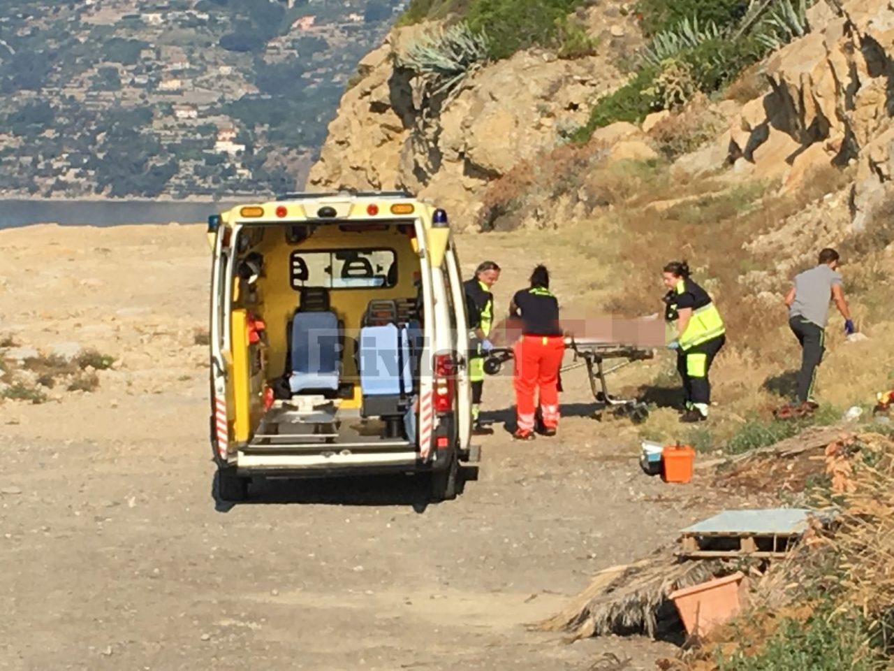 Coppia precipita da Aurelia su scogliera,  donna in fin di vita