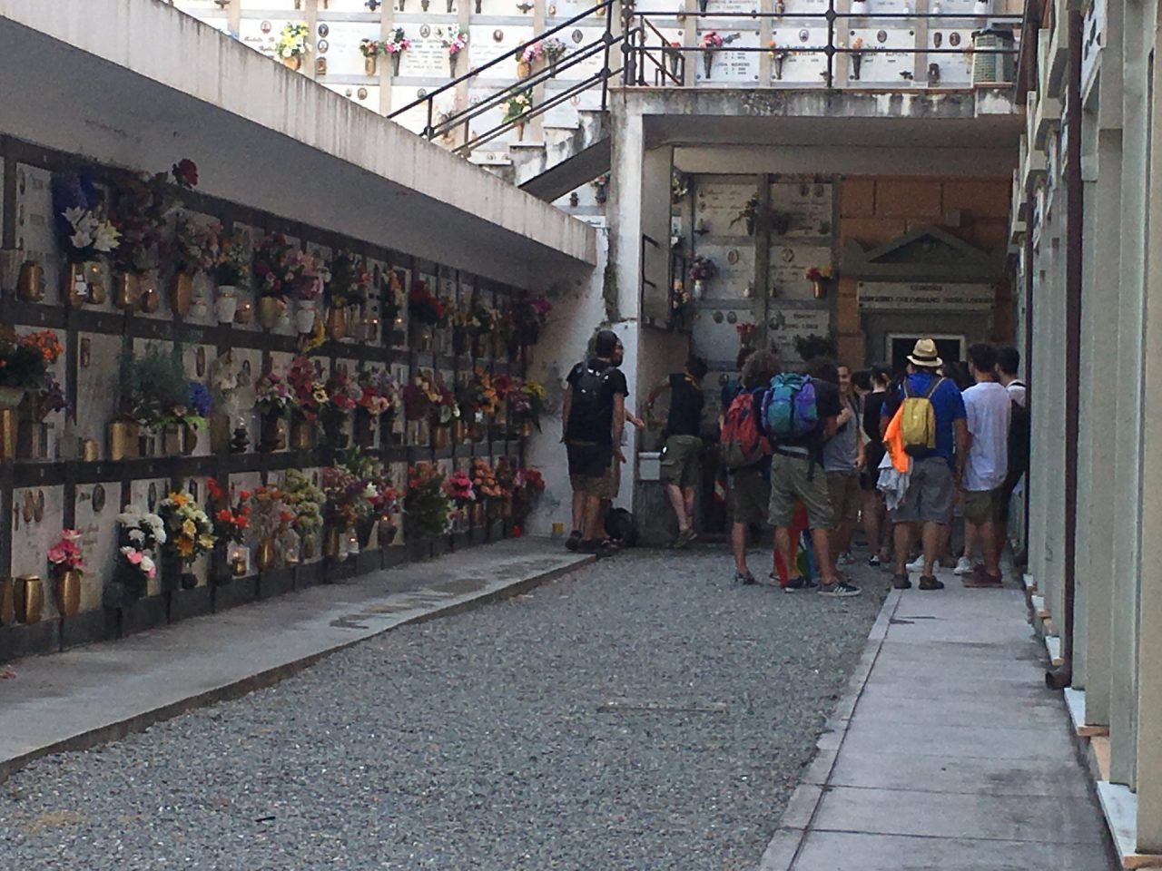 No border bivaccano al cimitero prima del corteo, scoppia il caso a Ventimiglia