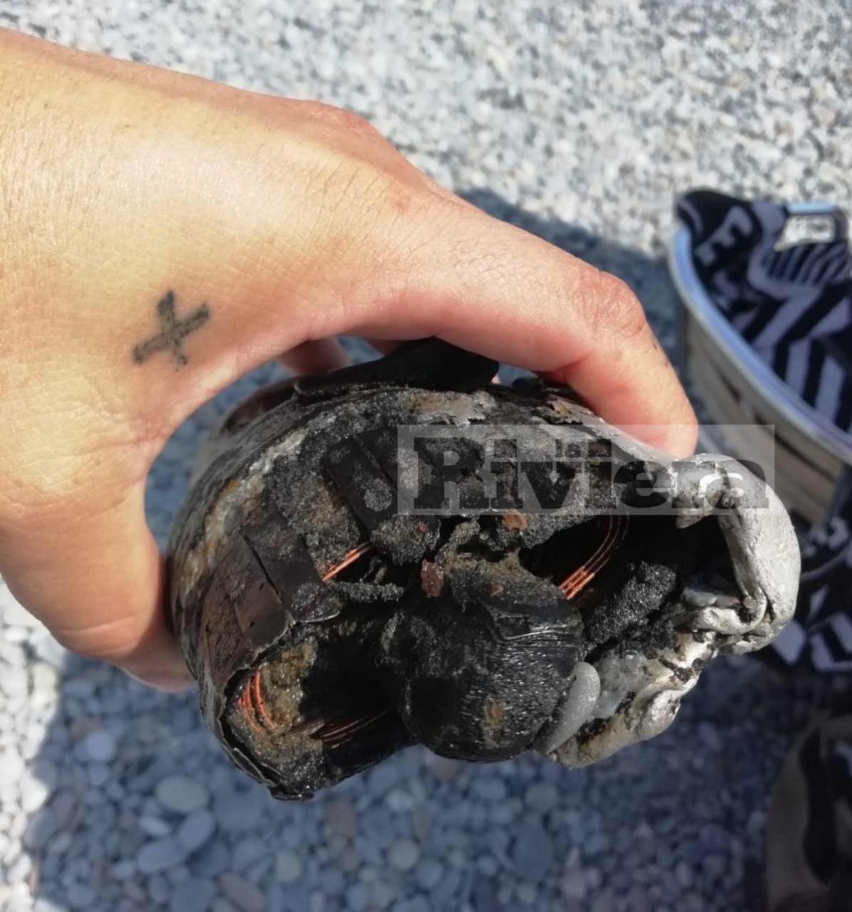 Bimbo di 8 anni scopre sospetto ordigno in mare