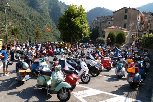 Raduno di vespisti e appassionati ad Airole