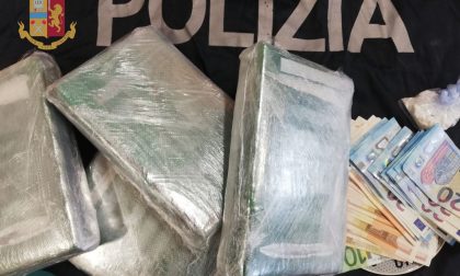Approfitta del caos maltempo per smerciare 4 kg di cocaina, polizia arresta 48enne