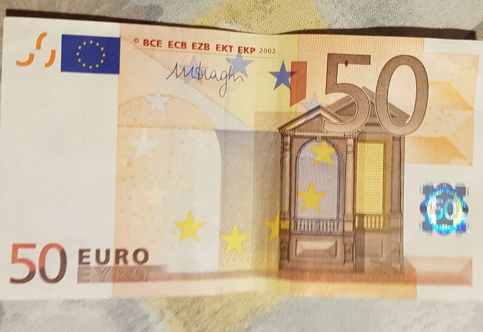 Trova 50 euro per strada e mette annuncio per cercare chi li ha smarriti