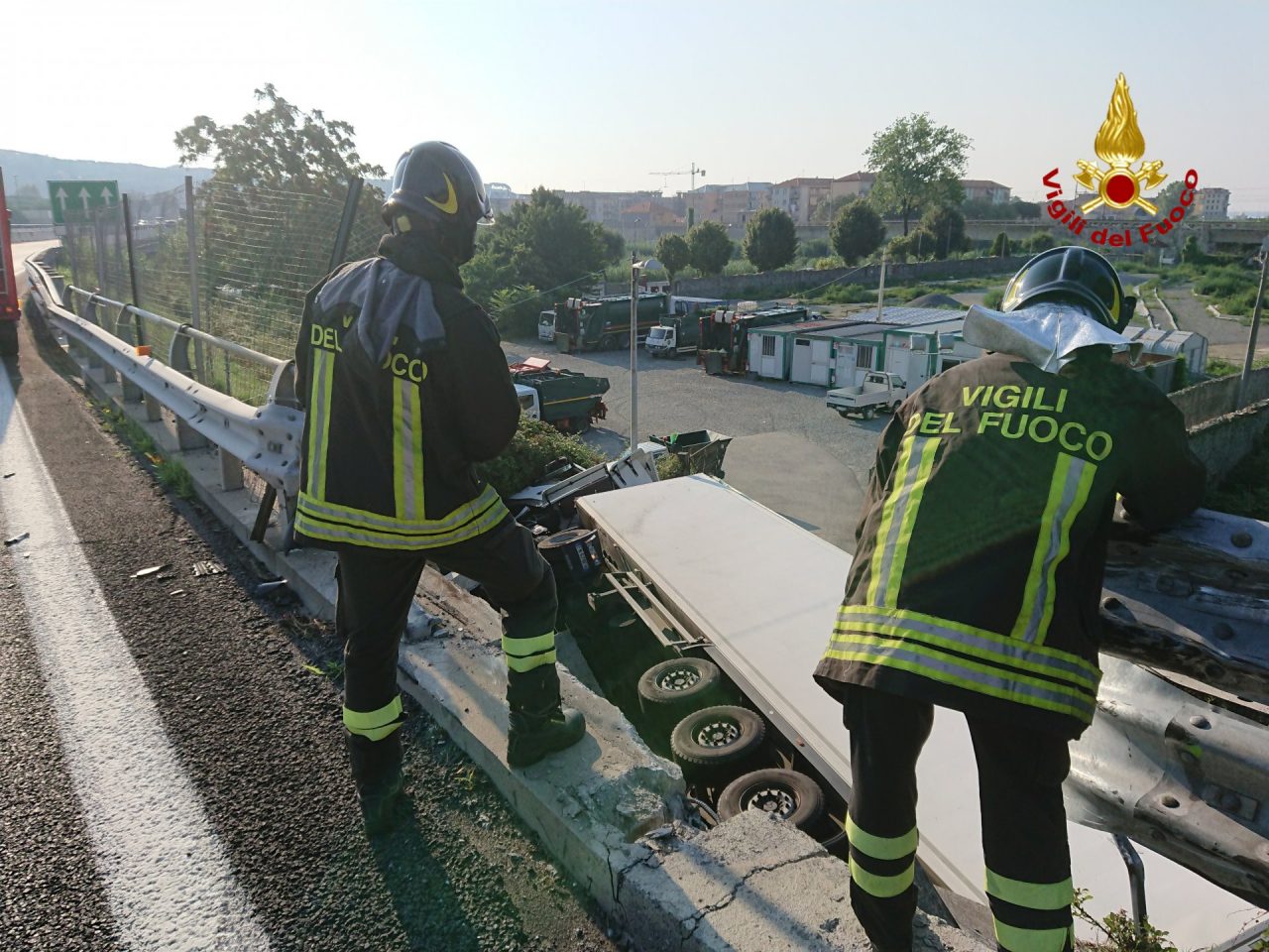 Tir si ribalta sull’A10 disagi al traffico nel Savonese