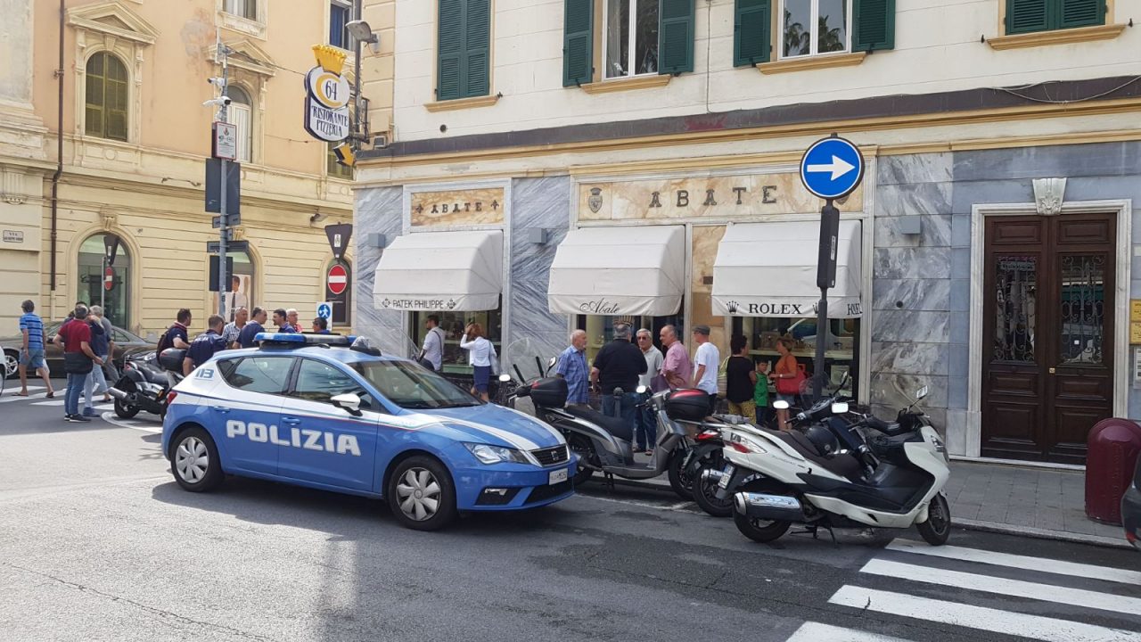Caccia all’uomo dopo la rapina a mano armata da Abate