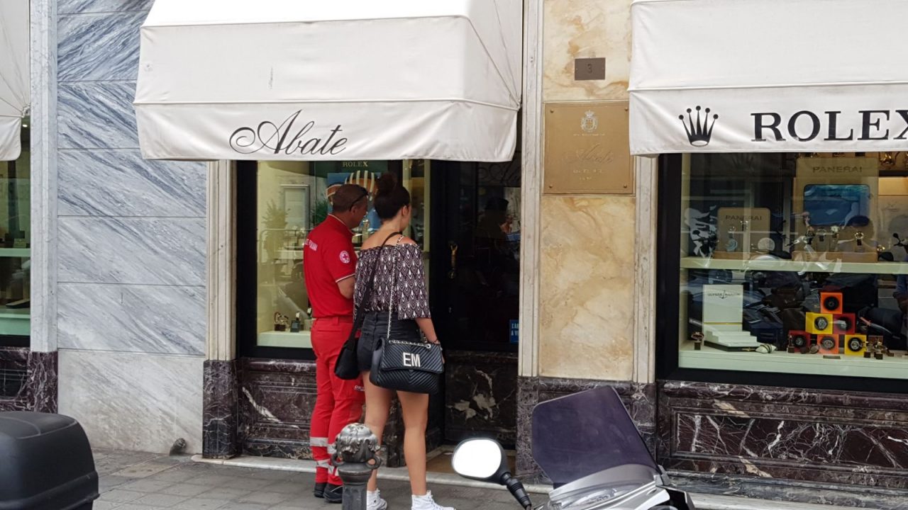 Dipendente si sente male dopo la rapina in gioielleria