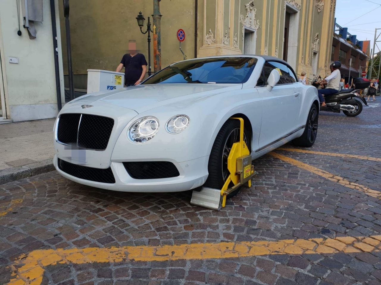 Monegasco lascia Bentley in divieto per fare shopping e scattano le ganasce