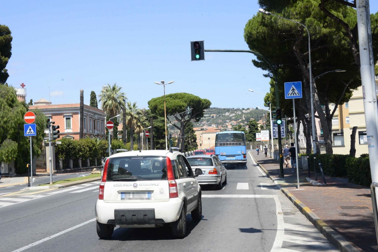 Imperia: ripristinato il semaforo travolto da un’ambulanza