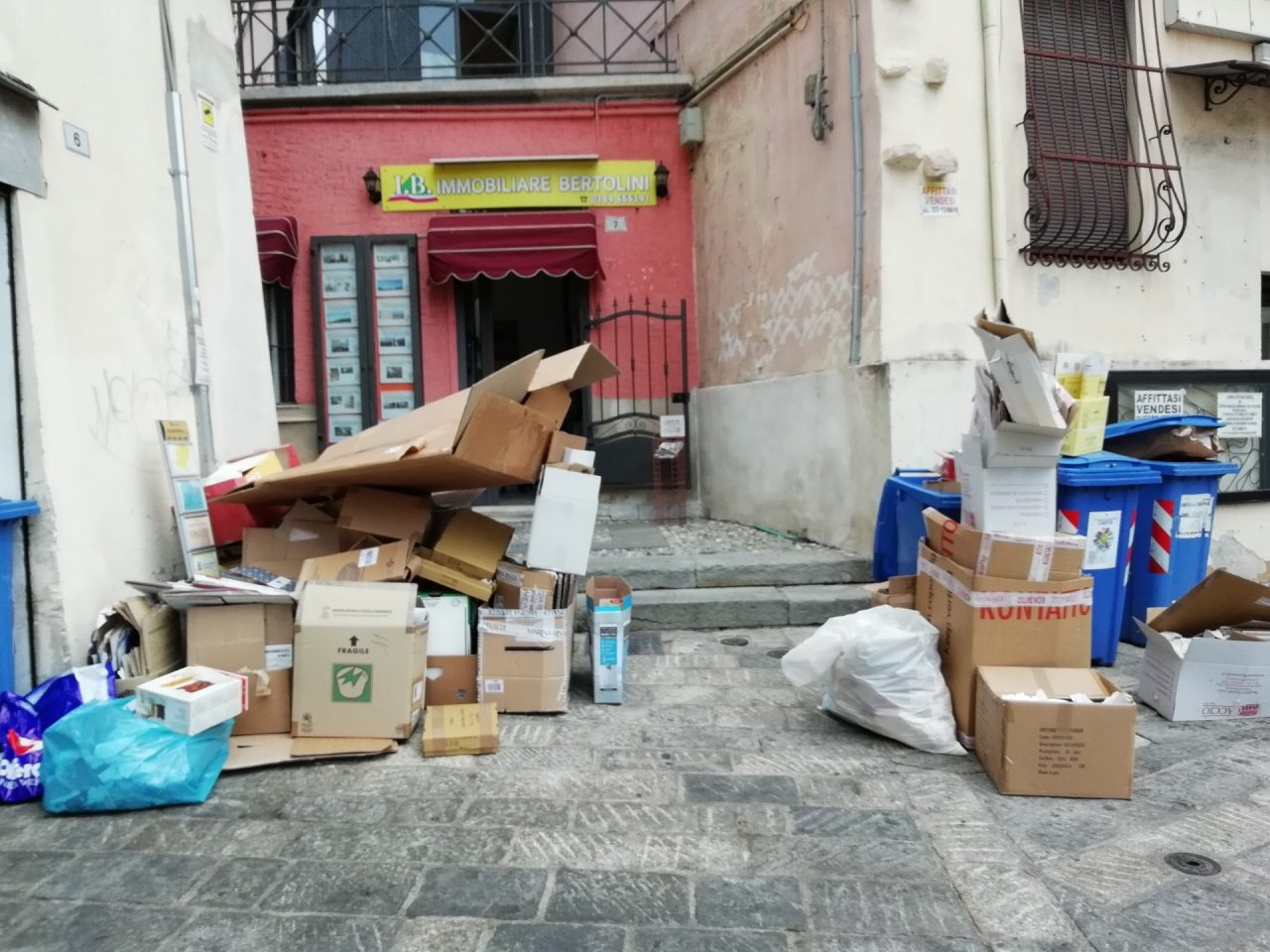Cumuli di spazzatura in Piazza Muccioli