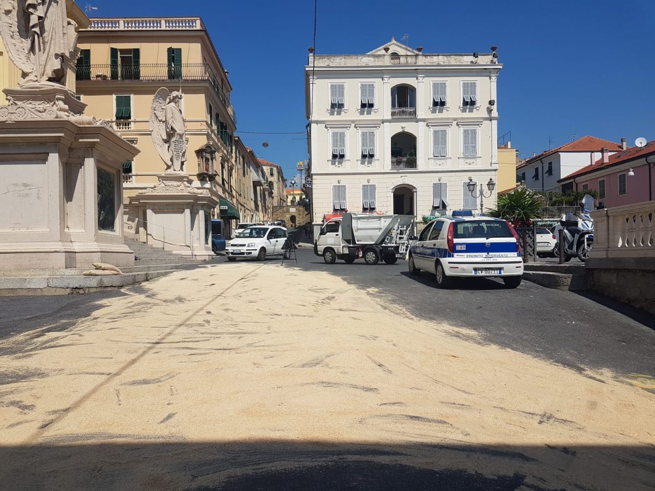 Autocarro perde sapone per strada