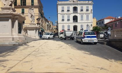 Autocarro perde sapone per strada