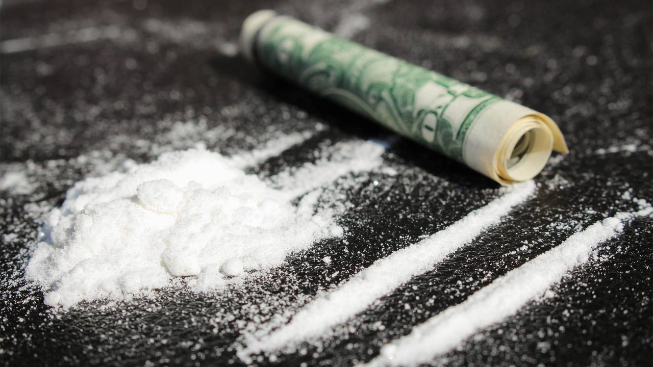Serrande abbassate per pizzeria Stella Marina: coca e fumo insieme al cibo