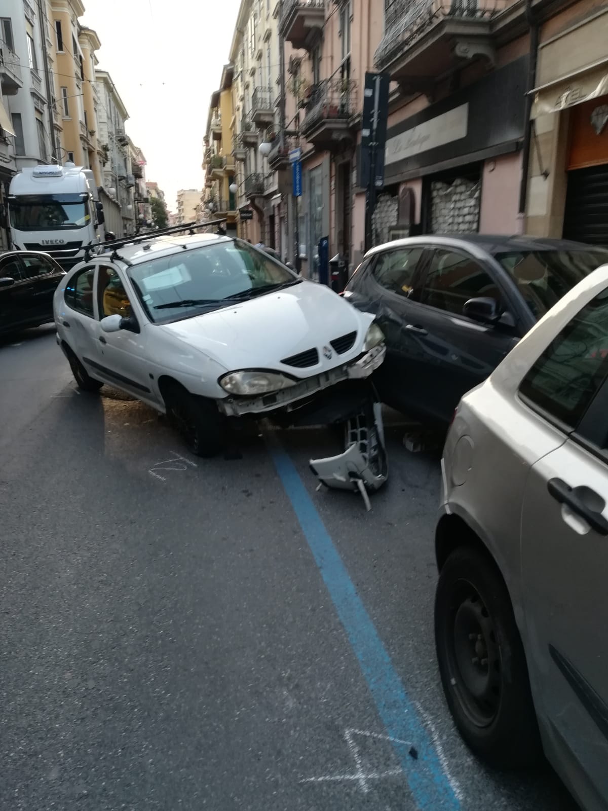 Incidente via Cavour Ventimiglia filotto auto
