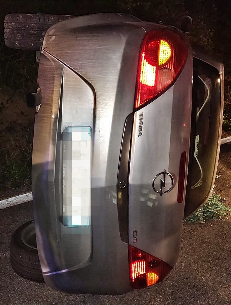 Auto si cappotta sulla statale 20, ferita una donna