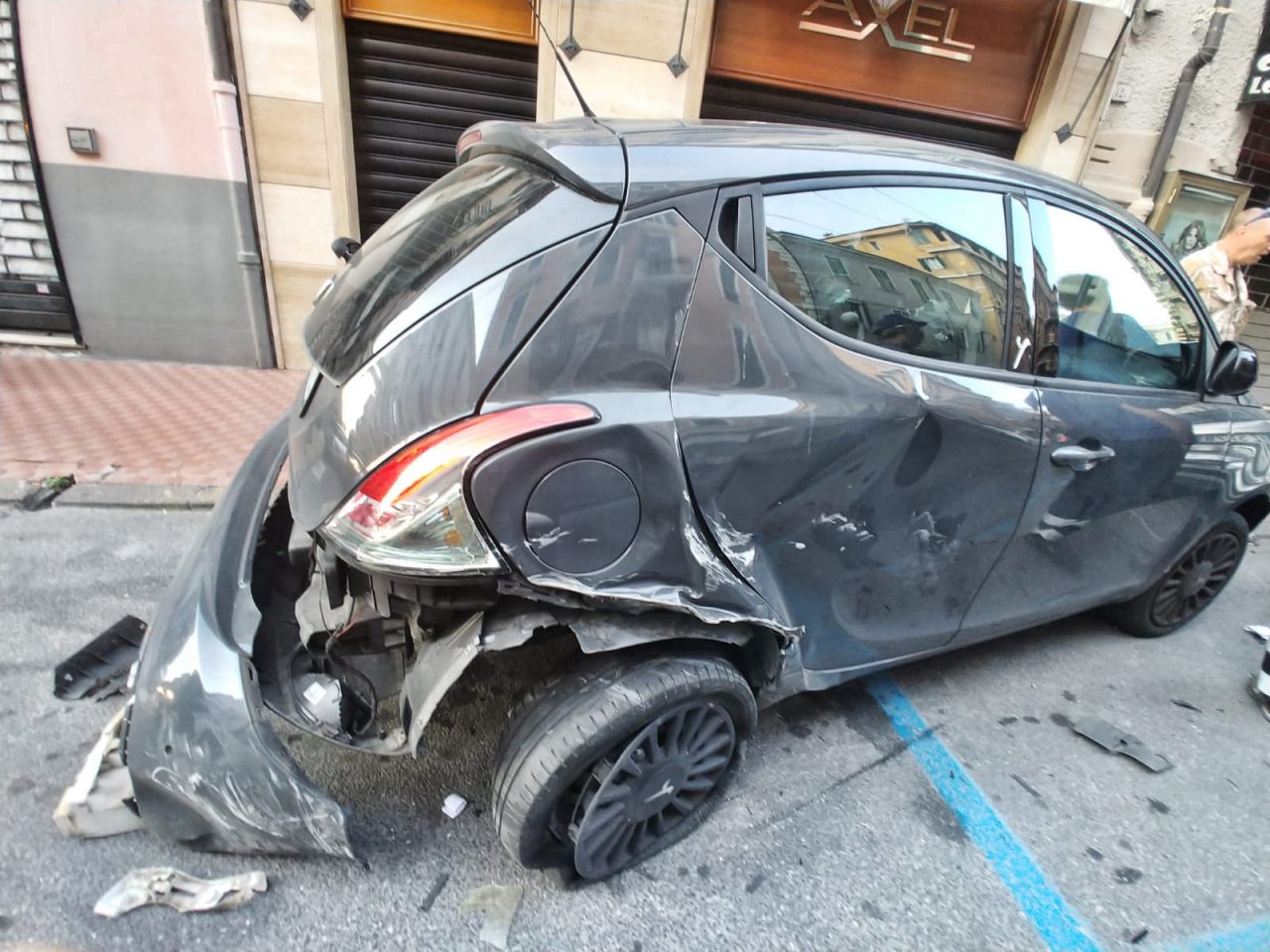 Sbanda e fa filotto di auto posteggiate sul marciapiede