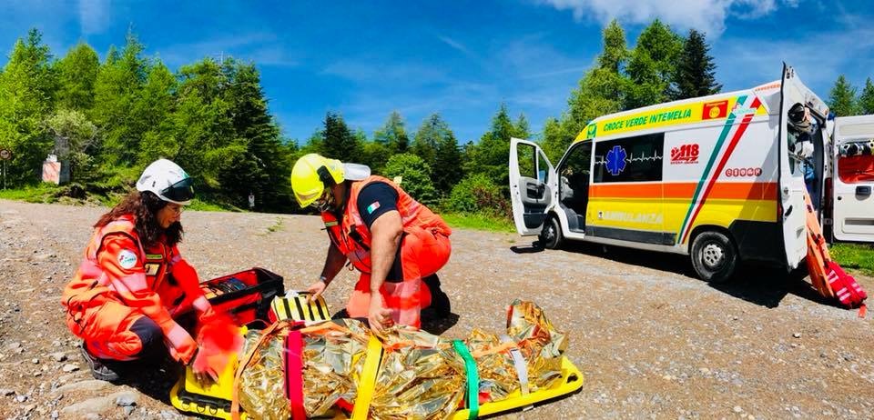 Cade da albero mentre raccoglie frutta, grave a Ventimiglia