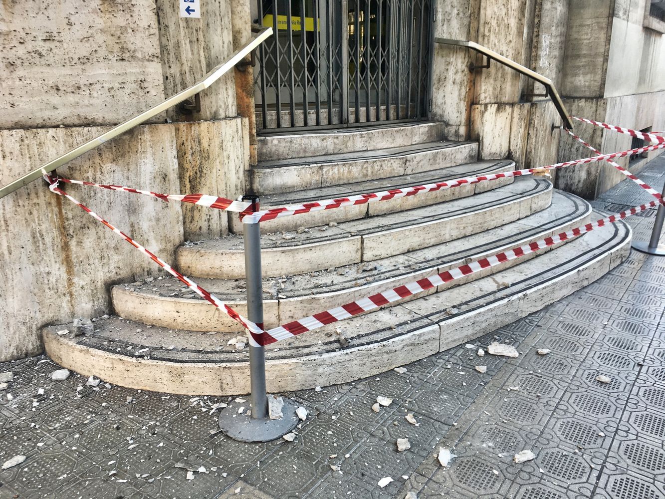 Crollo calcinacci poste centrali via Roma Sanremo_03_risultato