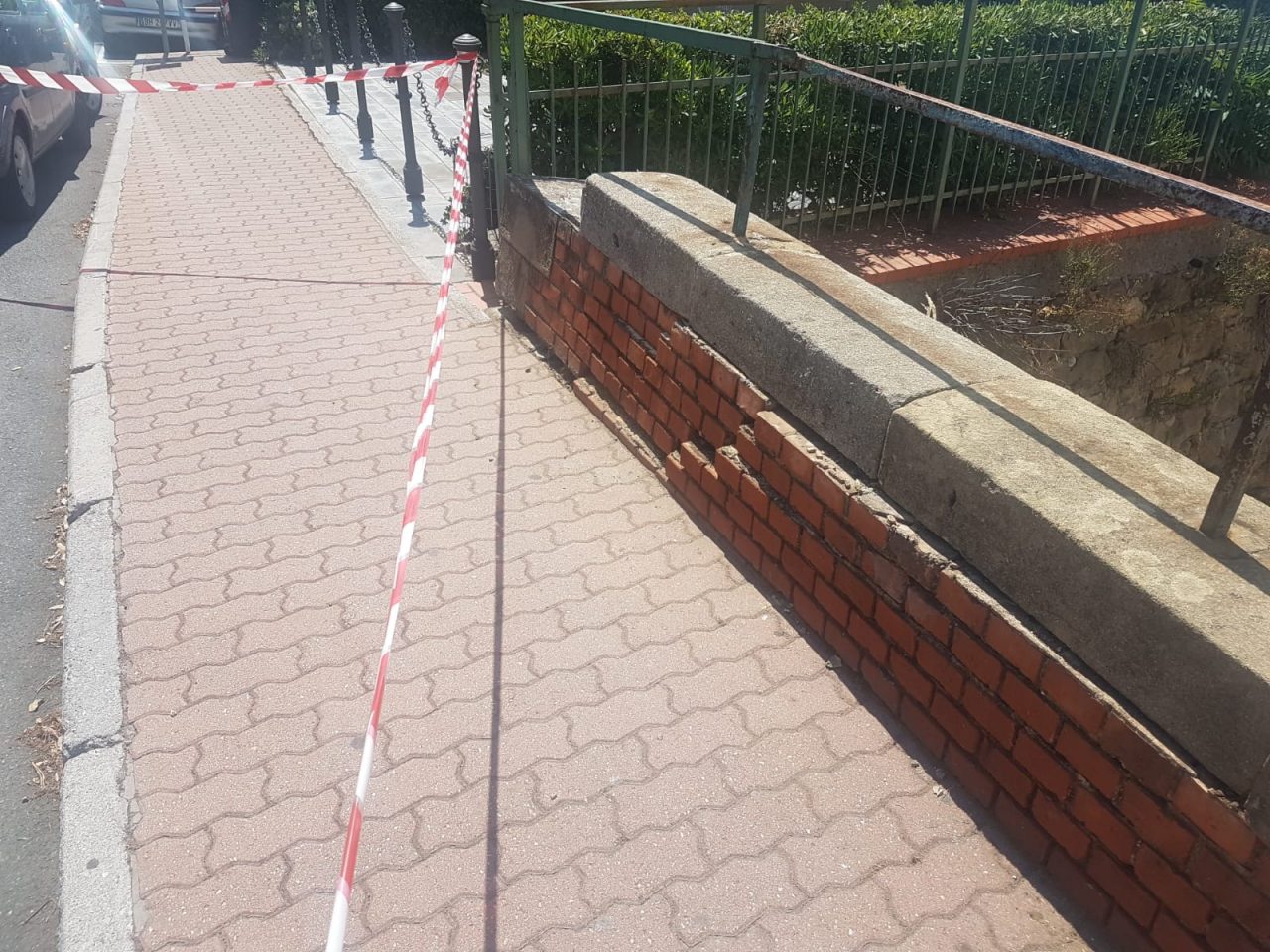 Incidente auto travolge muro di contenimento