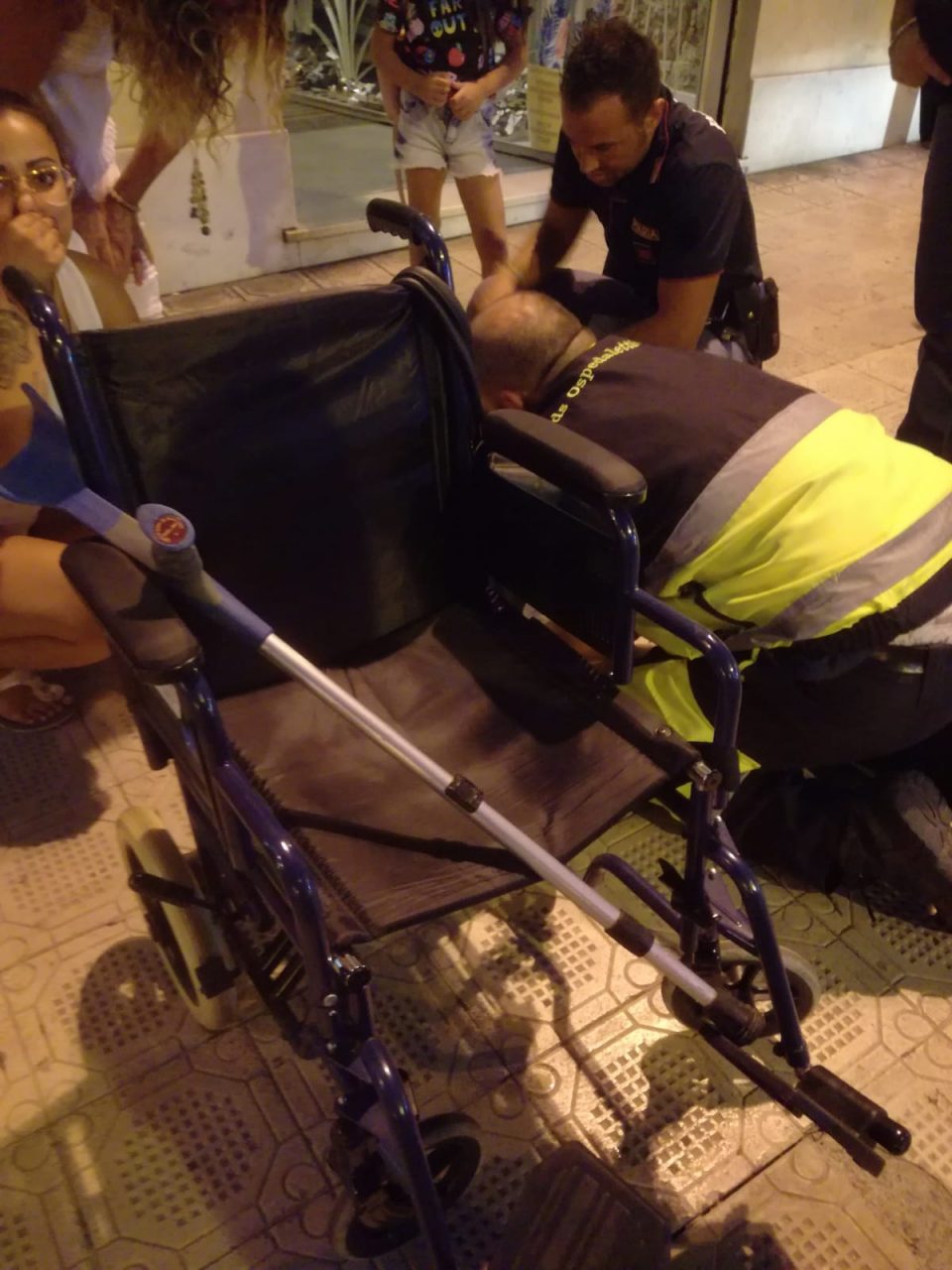 Anziana cade dalla carrozzina e sbatte la testa