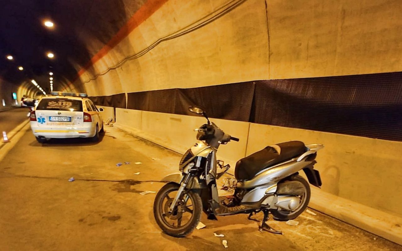 Schianto in scooter sulla Statale 20, gravissimi due giovani