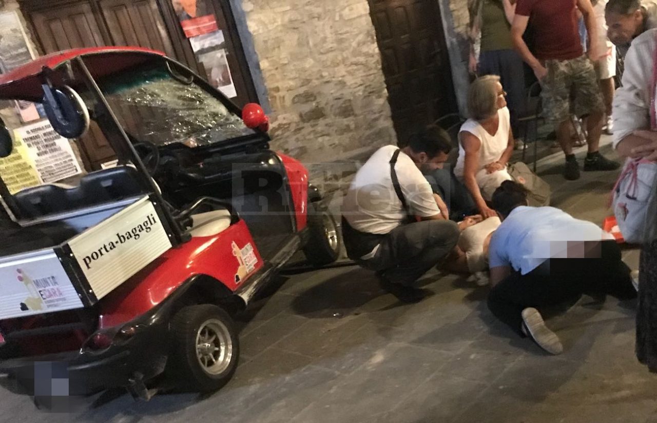 Precipitano da un muro con l’auto elettrica: 3 feriti