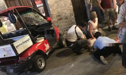 Precipitano da un muro con l'auto elettrica: 3 feriti