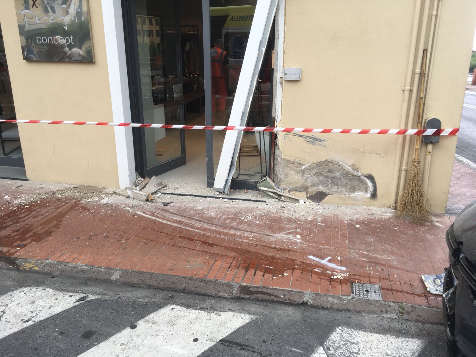 Incidente Ventimiglia auto contro negozio