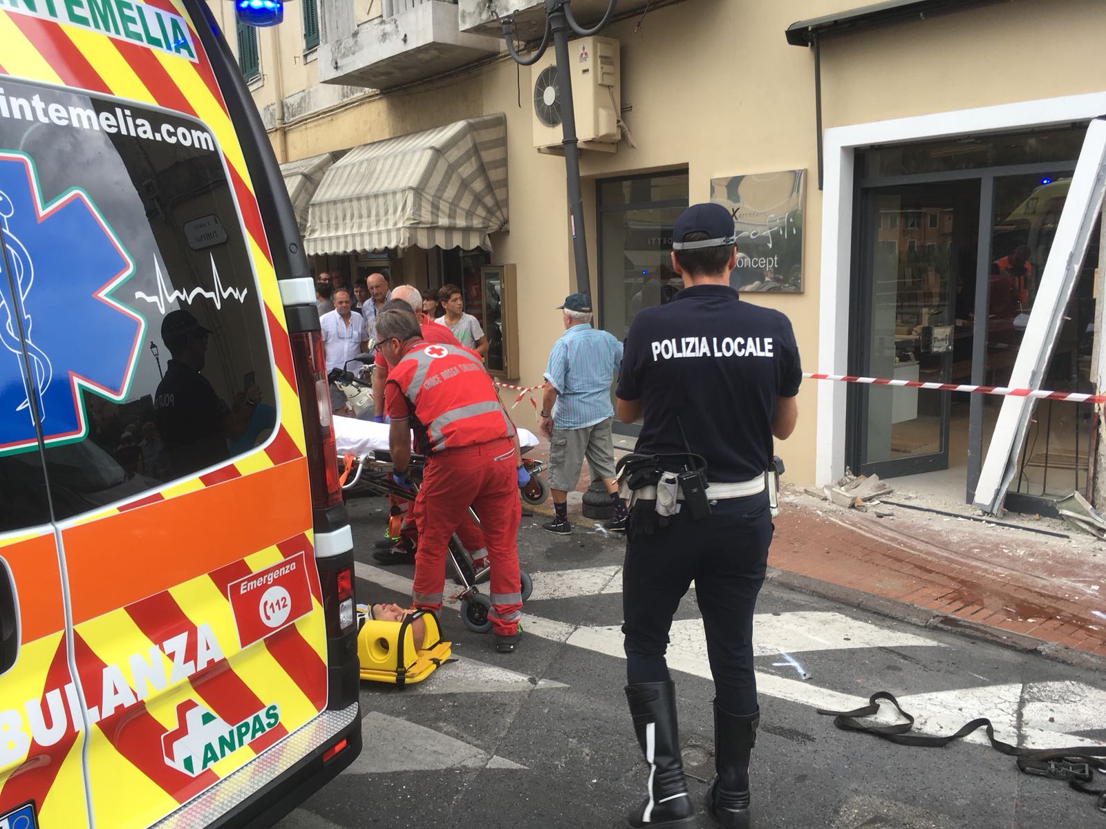 Incidente Ventimiglia auto contro negozio_02