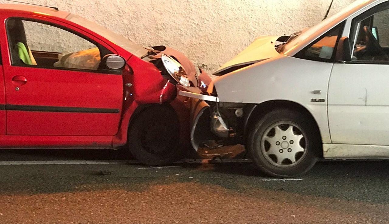 Schianto frontale tra due auto per colpa di un malore