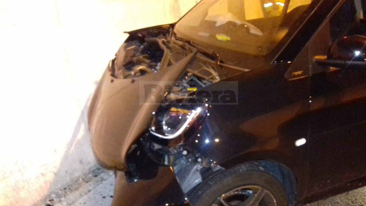 Schianto sull’A10 in galleria: un ferito estricato dalle lamiere