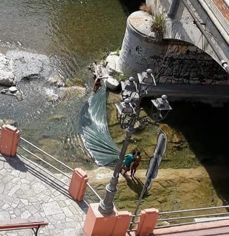 Migranti pescano col lenzuolo sul Roja e la foto diventa virale