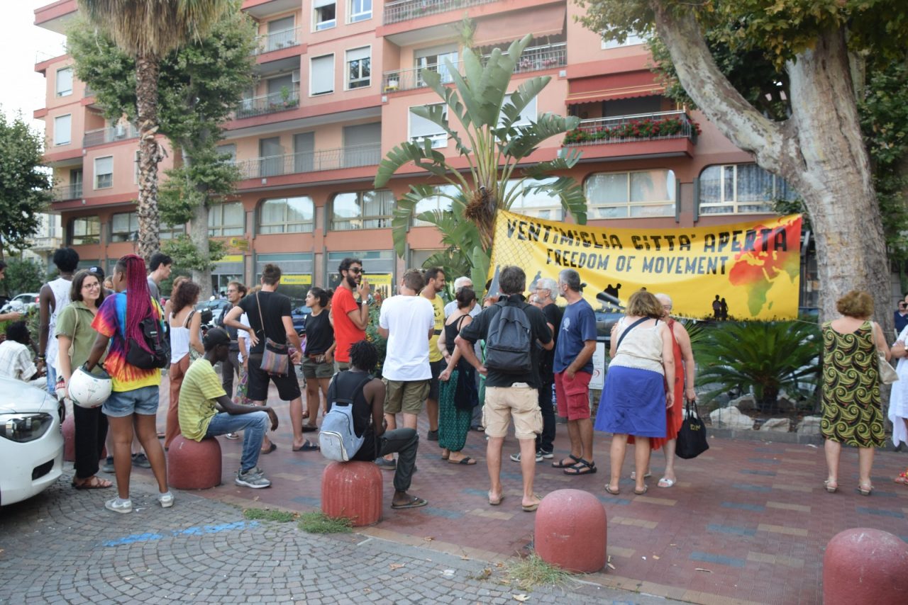 Striscione e assemblea pubblica dei no border a Ventimiglia