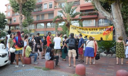 Striscione e assemblea pubblica dei no border a Ventimiglia