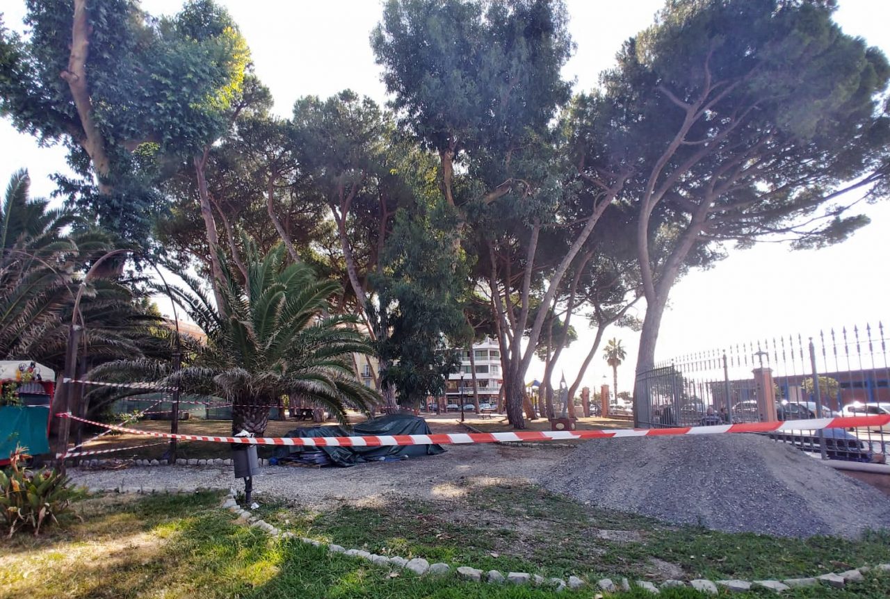 Recintata l’area e giardini a rischio chiusura dopo il crollo del pino