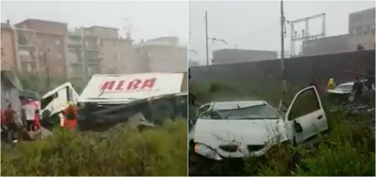 Terribili immagini: auto e camion schiacciati sotto il ponte crollato