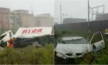 Terribili immagini: auto e camion schiacciati sotto il ponte crollato