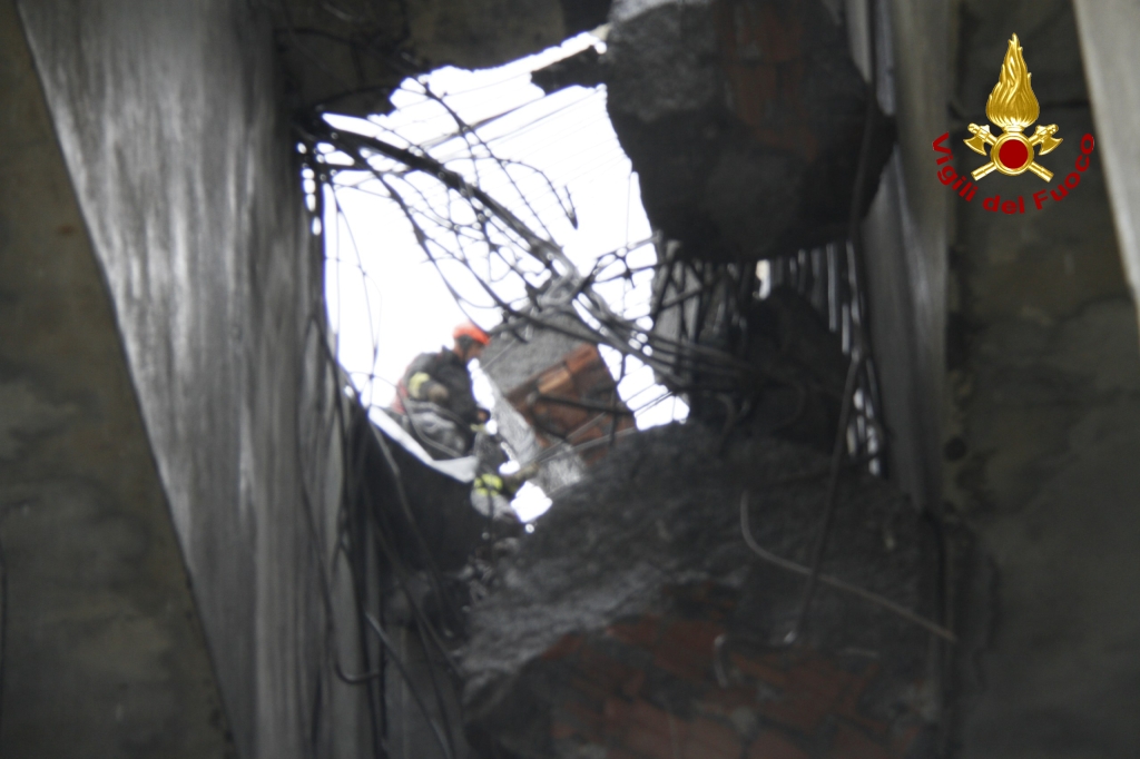 Ponte crollato Genova foto vigili del Fuoco_05