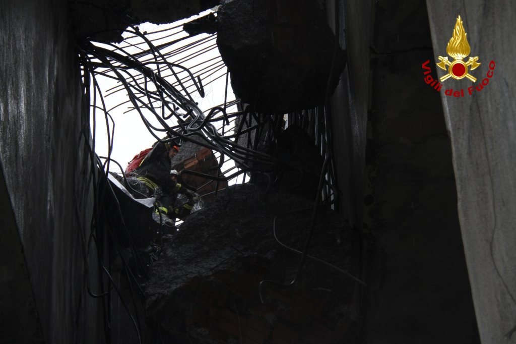 Ponte crollato Genova foto vigili del Fuoco_06