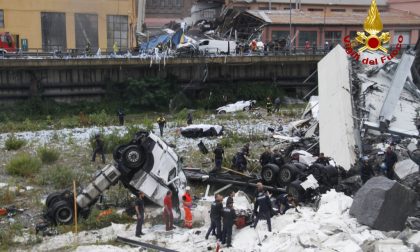 Le catastrofiche immagini del ponte crollato sull'A10 a Genova