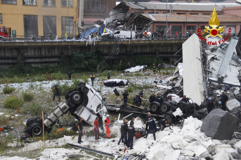 Le catastrofiche immagini del ponte crollato sull’A10 a Genova