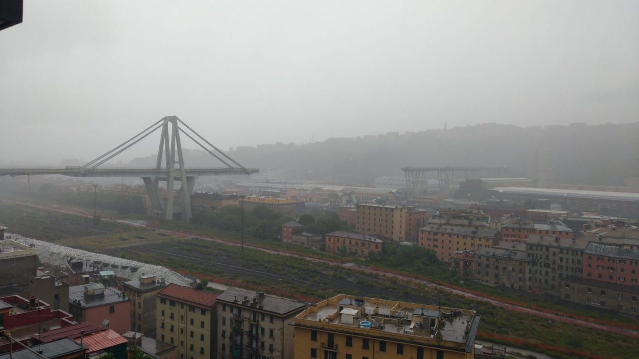 Crolla ponte sull’A10 a Genova, si temono vittime